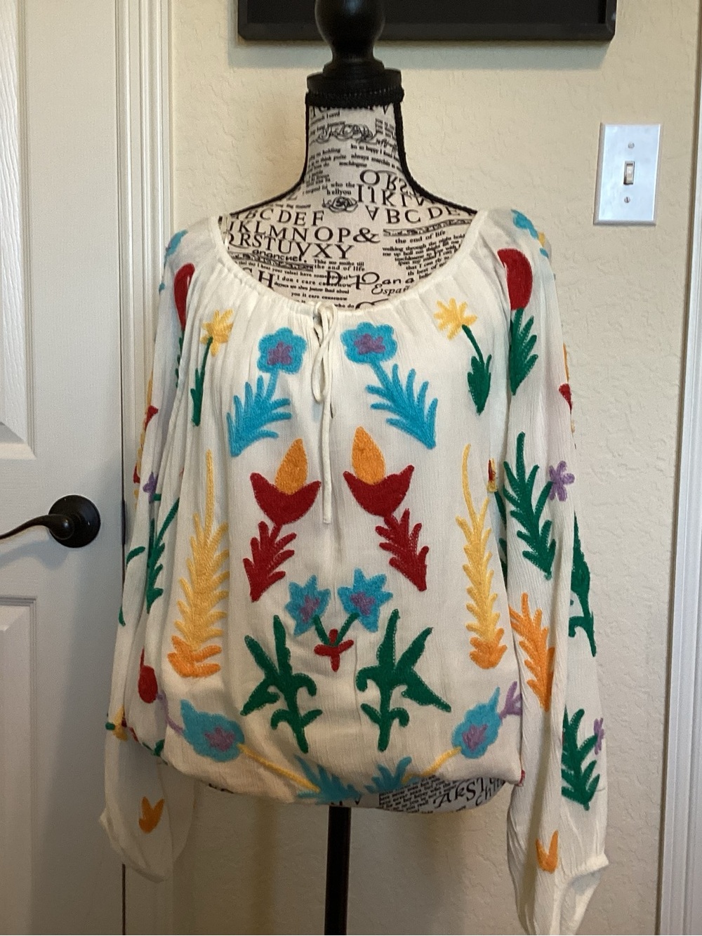 Chelsea & Theodore White Embroidered Floral Peasant Blouse